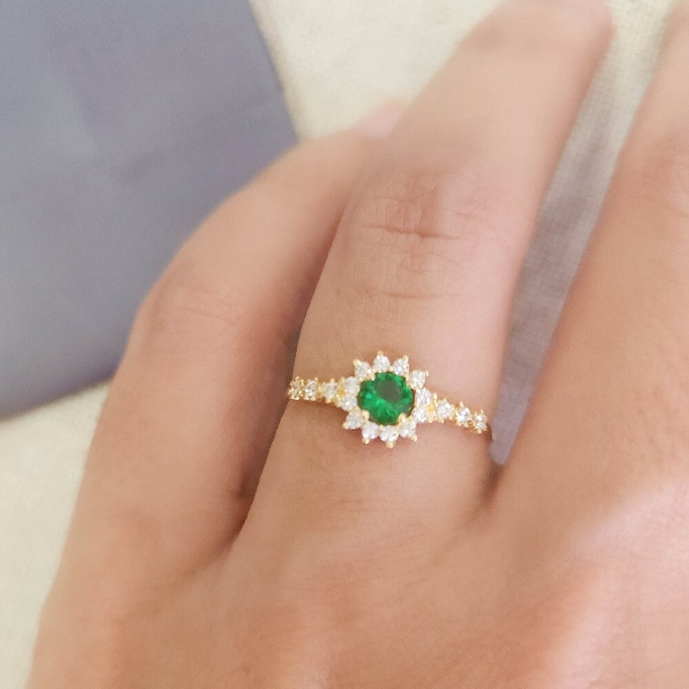 Anel de prata 925 com banho de ouro pedra redonda verde mao