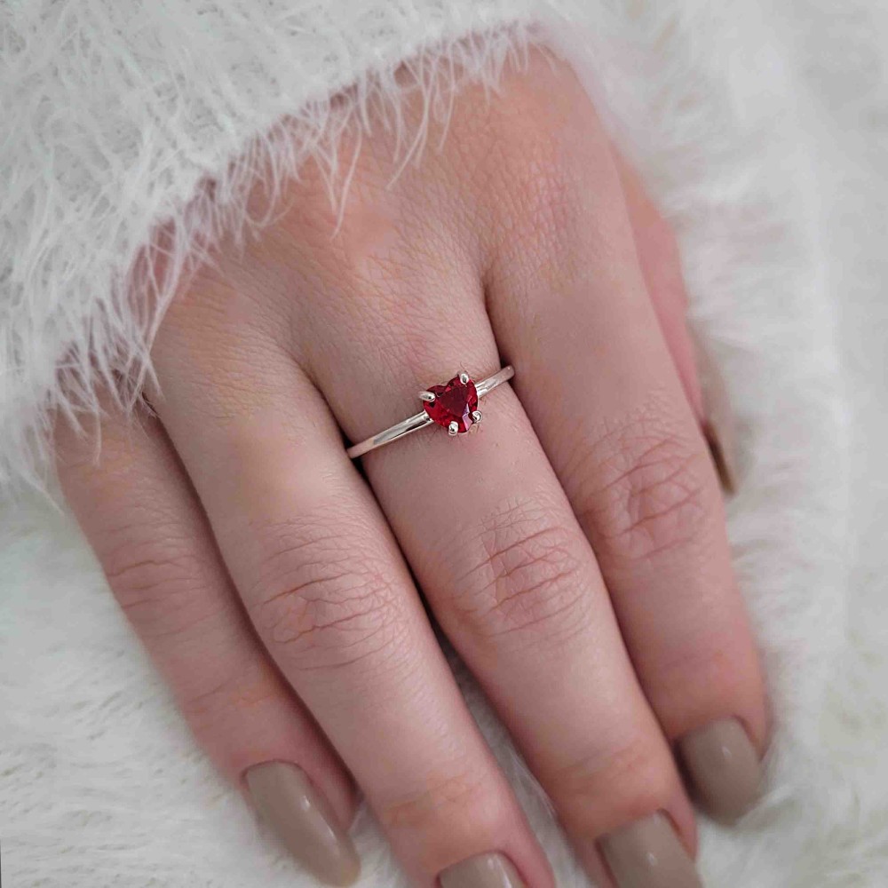 Anel de prata pedra coração vermelho aro liso mao
