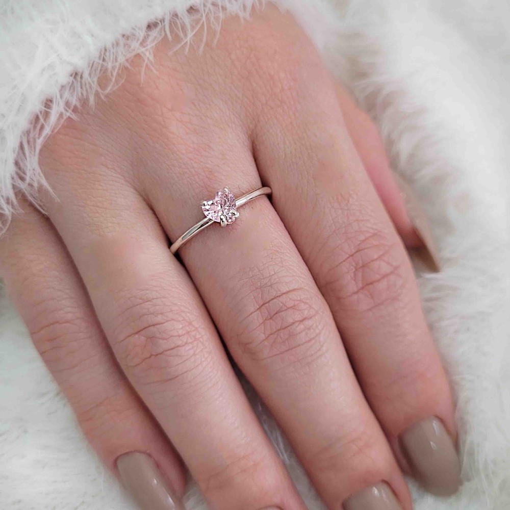 Anel de prata feminino pedra coração rosa mão