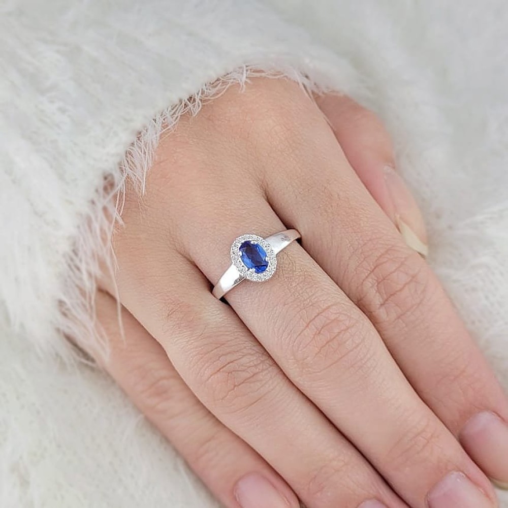 Anel de prata oval azul com zirconias mao