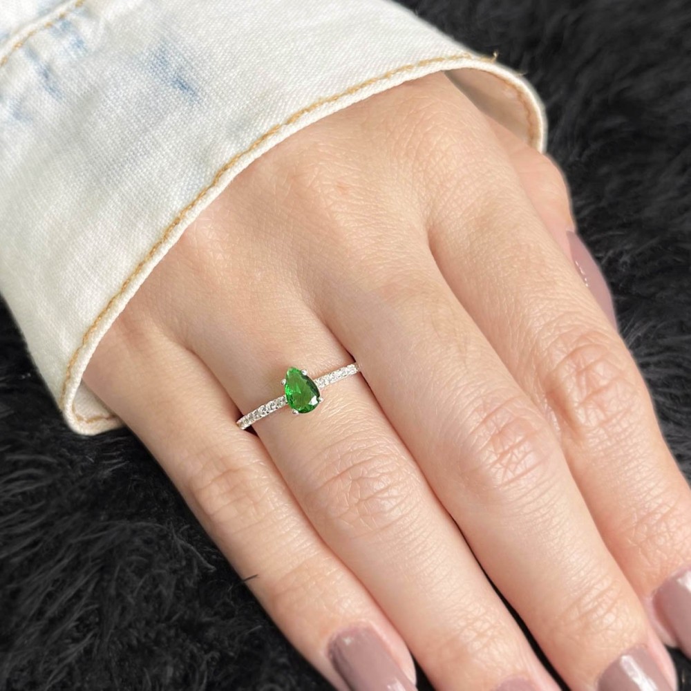 Anel de prata feminino com gota verde e aro zircônias
