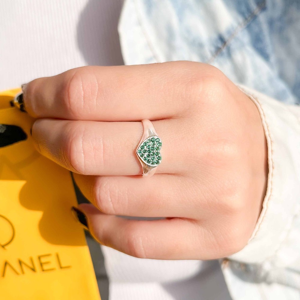 Anel coração pequeno de prata com pedras verde mão