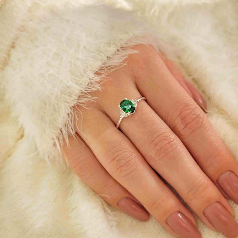Anel de prata pedra oval verde e zirconias mão