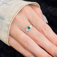 Anel de prata formatura com pedra verde redonda corpo