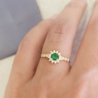 Anel de prata 925 com banho de ouro pedra redonda verde mao