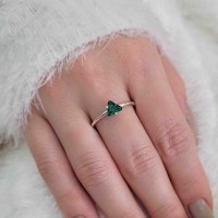 Anel de prata pedra triangulo verde aro liso mao