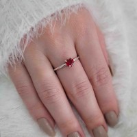 Anel de prata pedra coração vermelho aro liso mao
