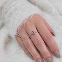 Anel de prata pedra gota roxo aro liso mão