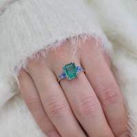 Anel de prata retangular verde gota azul mão