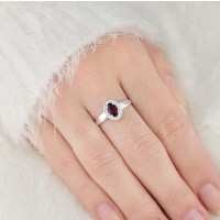Anel de prata oval vermelha com zirconias mao