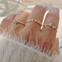 Anel feminino prata trabalhado com zircônias 