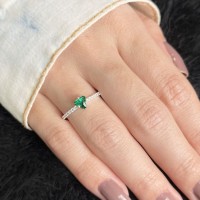 Anel de prata pedra triangulo verde e aro com zircônias