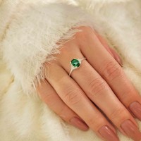 Anel de prata pedra oval verde e zirconias mão