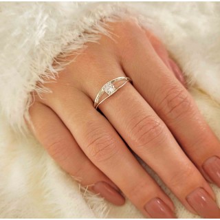 Anel feminino delicado de prata com pedra