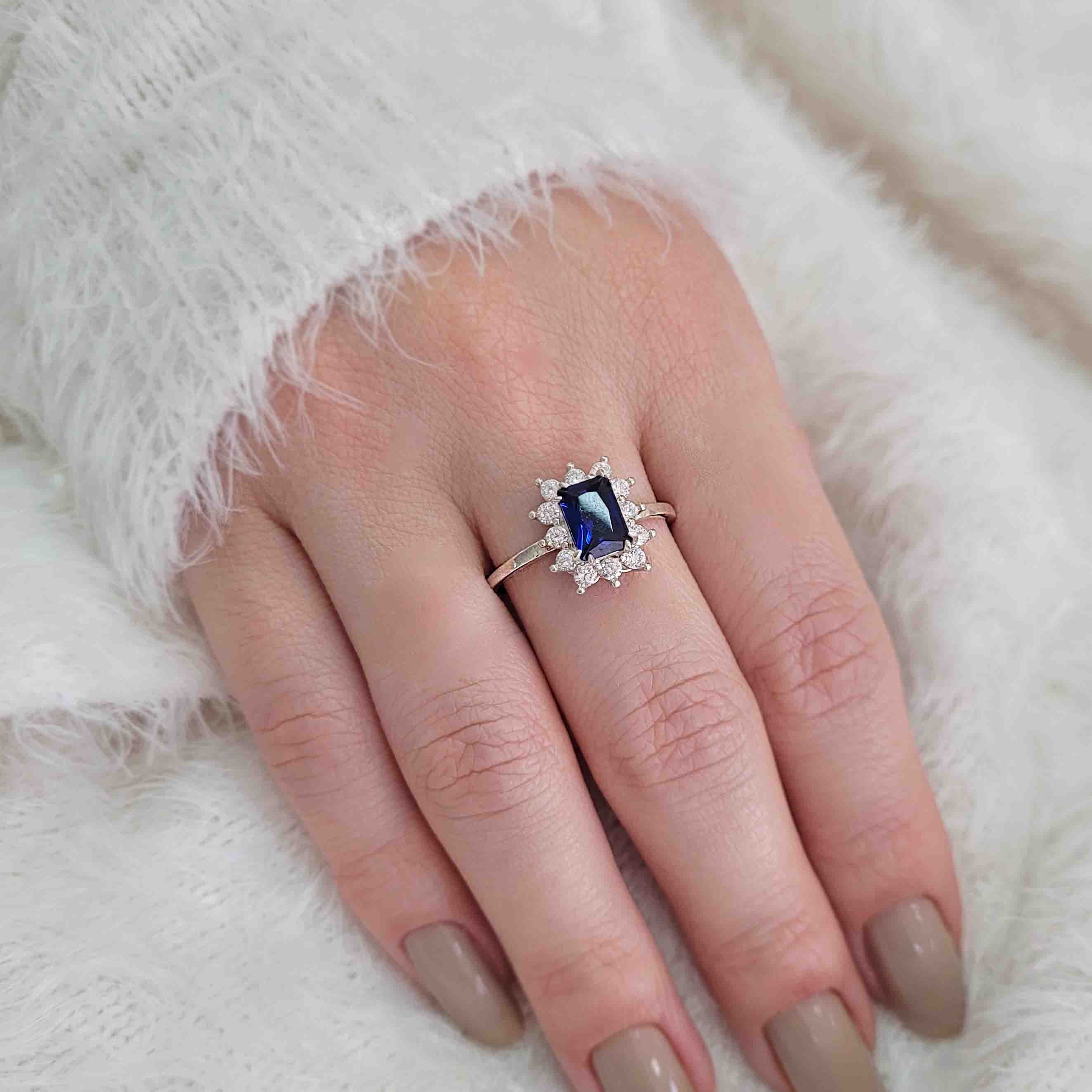 Anel de prata com pedra retangular azul e zirconias