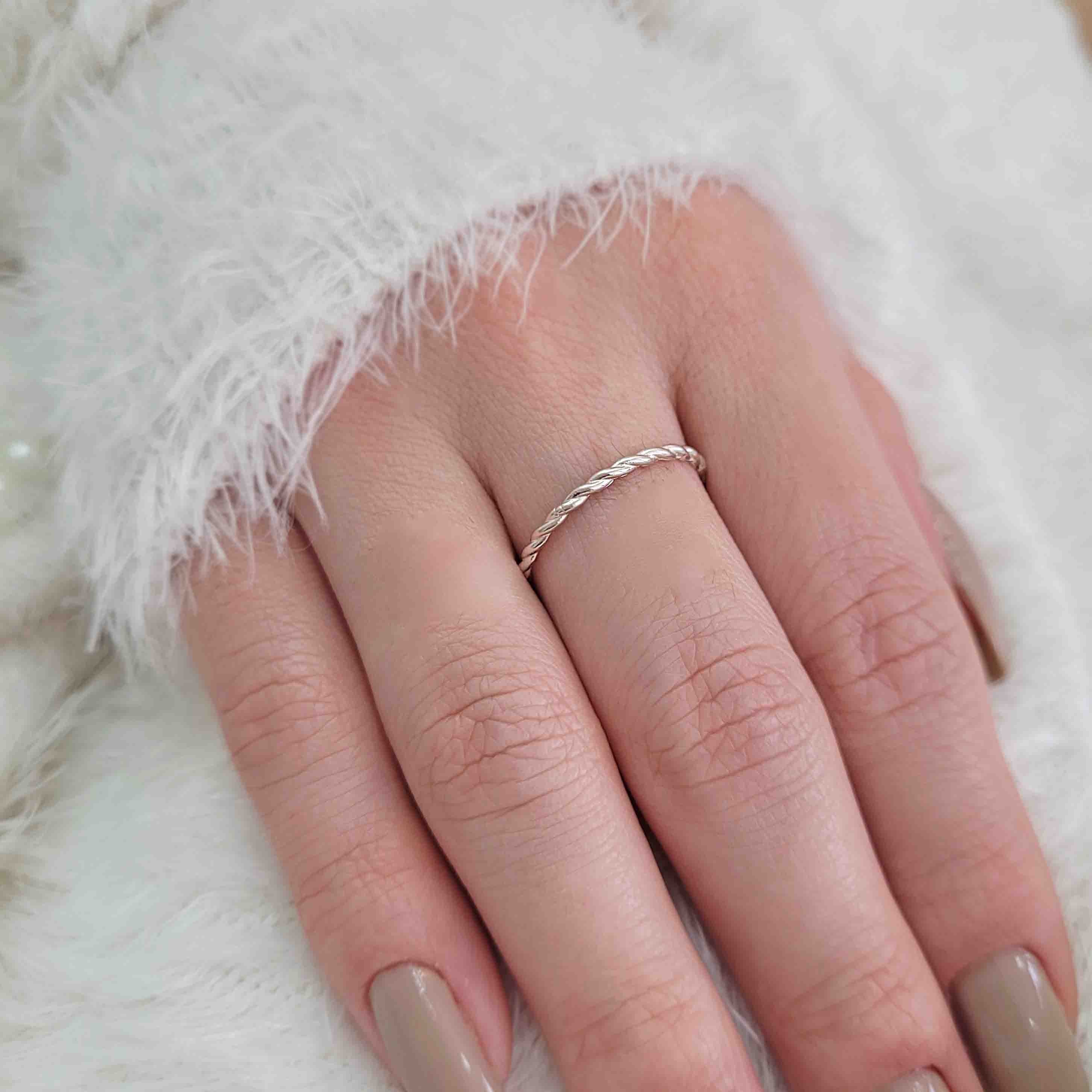 Anel de prata delicado corda
