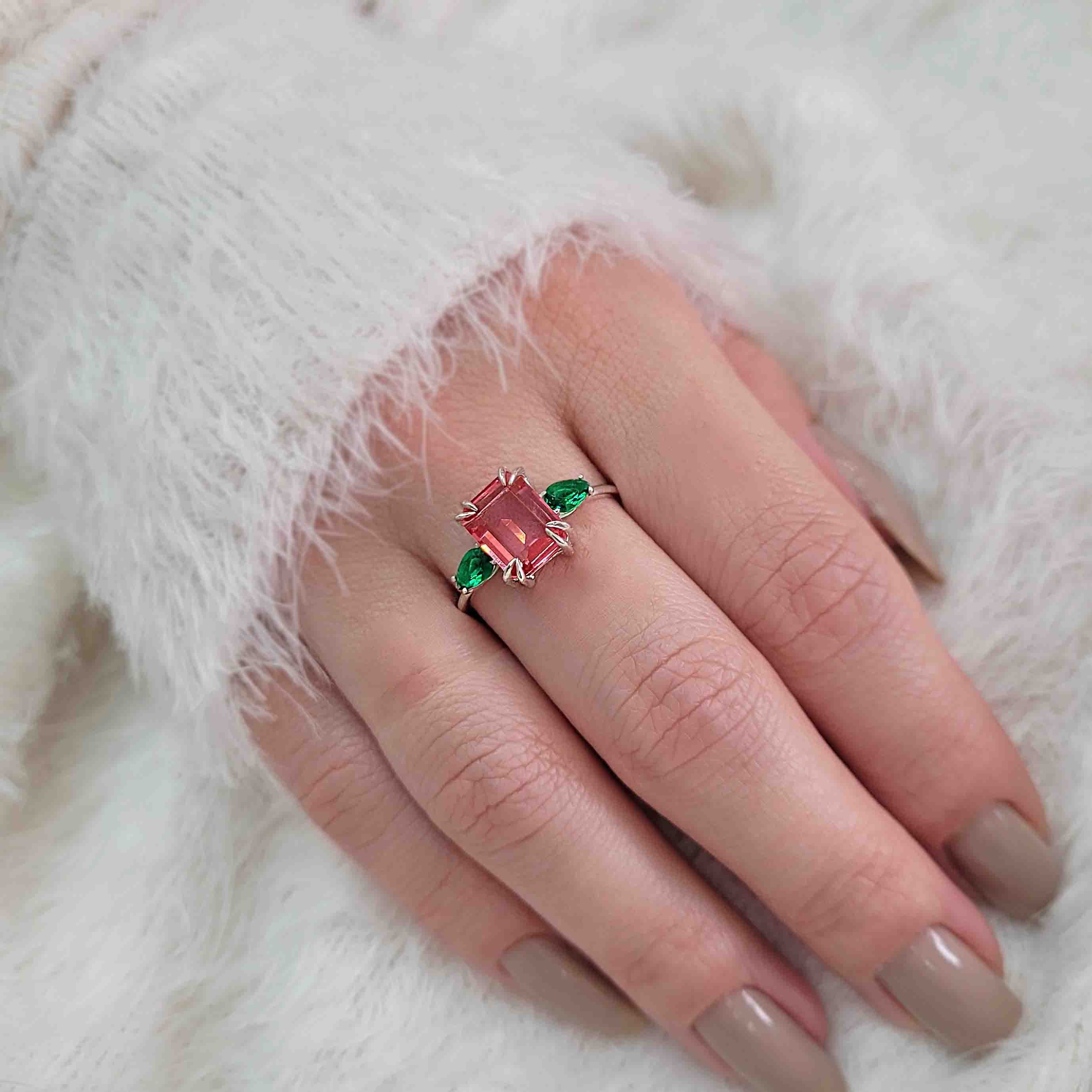 Anel de prata pedra retangular rosa e gotas verdes