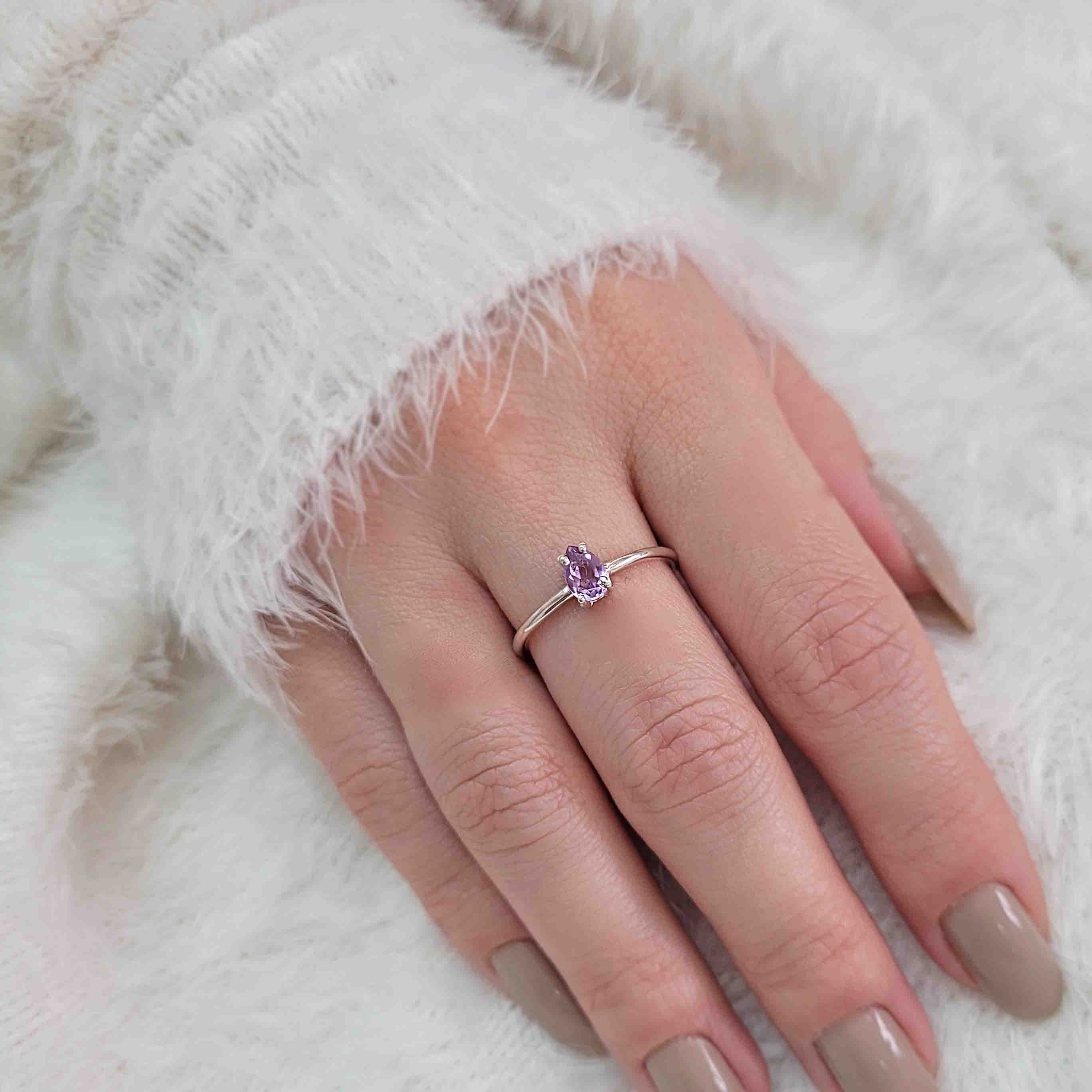 Anel de prata pedra gota roxo aro liso