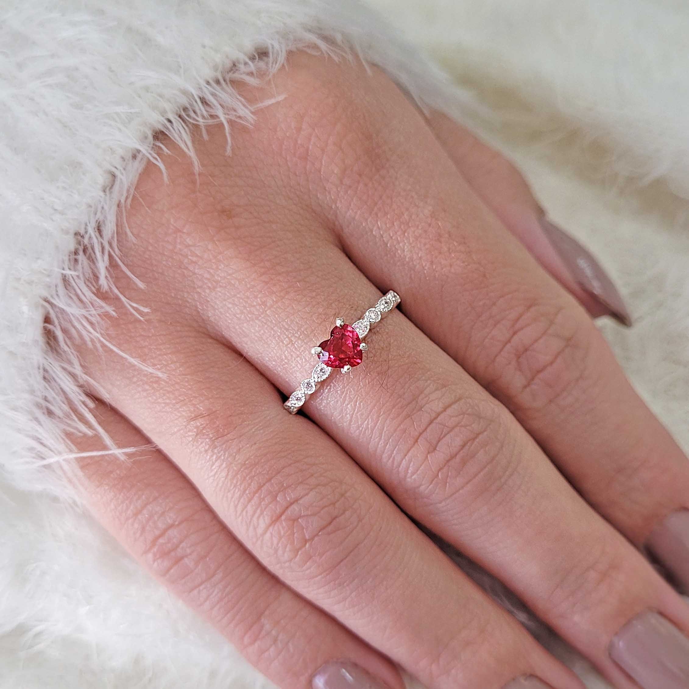 Anel solitário de prata coração vermelho 5mm com pedras